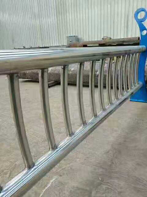 Q235护栏钢板立柱供应当地生产厂家