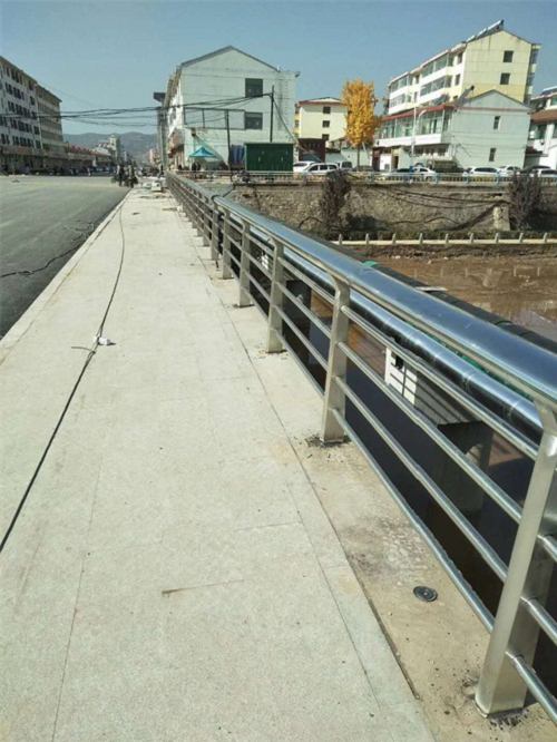 台湾不锈钢玻璃护栏楼梯立柱量大优惠