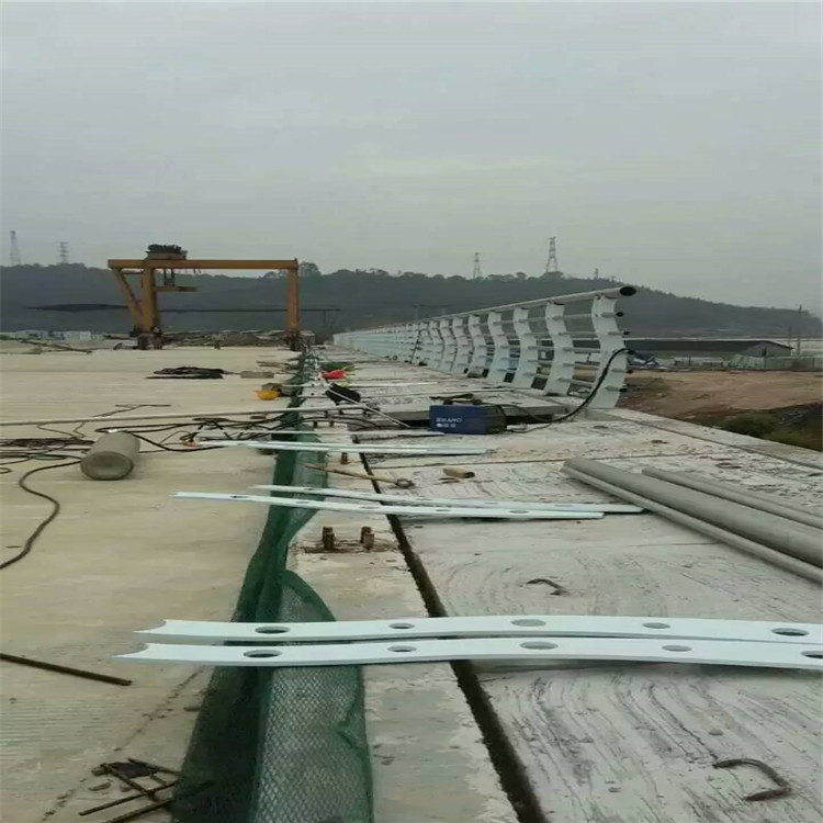 潍坊高速公路道路隔离护栏现货供应