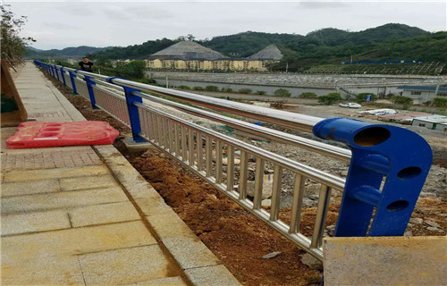 河道碳素钢复合管护栏制作加工厂同城货源