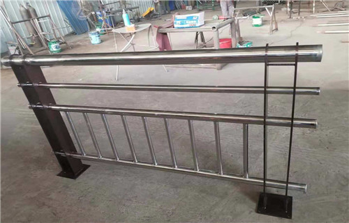 不锈钢复合管天桥护栏//不锈钢栏杆钢板立柱工厂现货供应