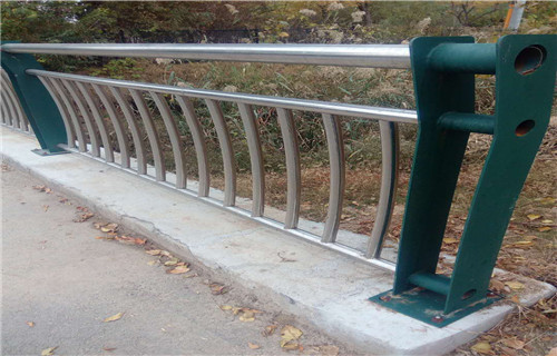 内衬不锈钢复合管道路栏杆价格多种场景适用